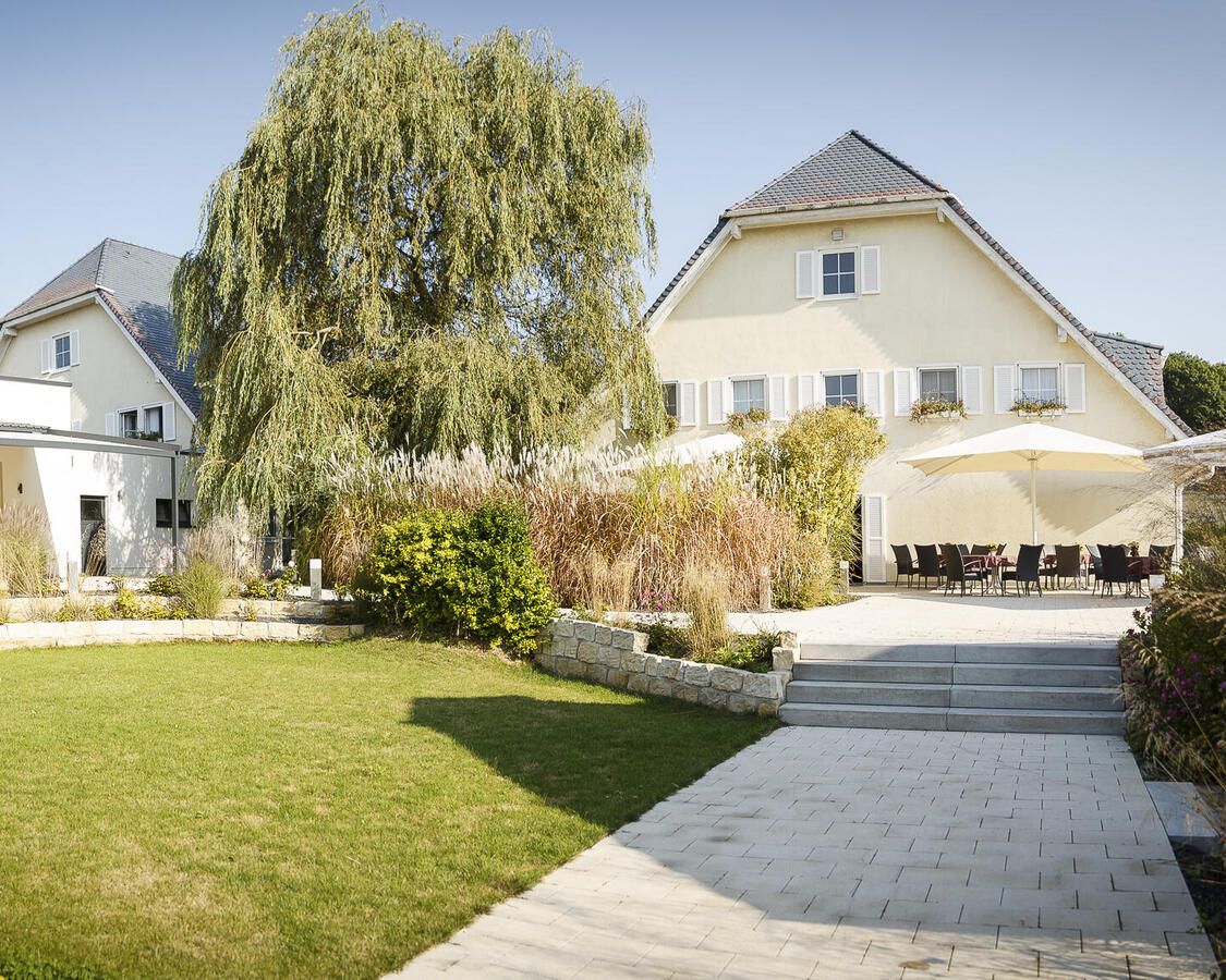 Außenansicht vom Ringhotel Landhaus Nicolai in Lohmen, Hotel in Sächsische Schweiz