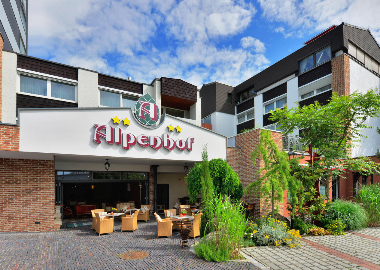 Entrance area with terrace at the Ringhotel Alpenhof in Augsburg, Swabia