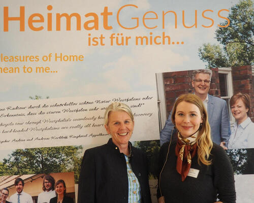 Susanne Weiss, Geschäftsführender Vorstand der Ringhotels mit Laura-Sophie Franze (IHA)