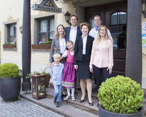Familienbild (v.l.n.r.) Melanie Maier mit Ehemann Marc, Mutter Gerda, Vater Hans Henner und Schwester Marie Louise sowie den Kindern Anton und Maxie Louise