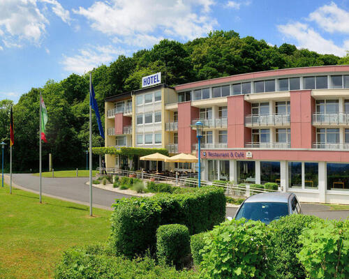 Das 3 Sterne Superior Hotel Ringhotel Haus Oberwinter in Remagen/Bonn liegt ruhig und doch verkehrsgünstig auf der Rheinhöhe