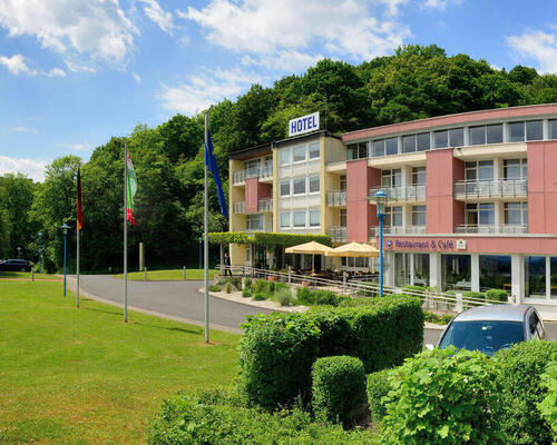 Das 3 Sterne Superior Hotel Ringhotel Haus Oberwinter in Remagen/Bonn liegt ruhig und doch verkehrsgünstig auf der Rheinhöhe
