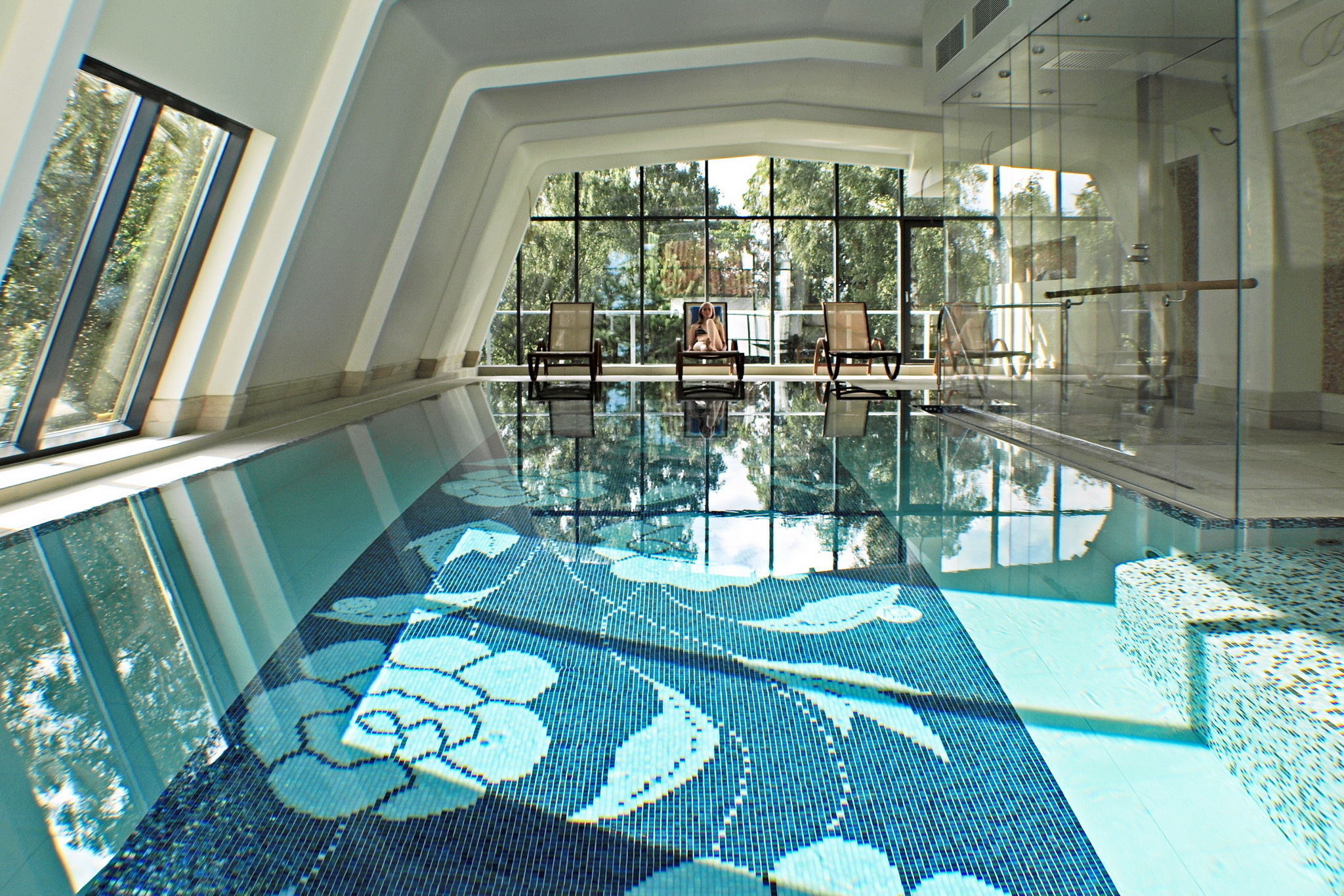 Schwimmbad mit integrierter Whirlbank im 4 Sterne Superior Hotel Ringhotel Strandblick in Kühlungsborn
